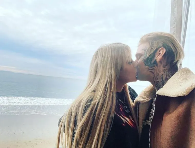 Međutim, Melanie se ubrzo predomislila i putem Instagrama poručila da nasilja nije bilo, a zatim potražila i stručnu pomoć: &quot;Samo da kažem, patim od postporođajne depresije. Aaron me nikada nije udario. Bila sam nešto ljuta i pogriješila sam&quot;. 