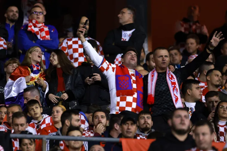 Pogledajte kakva je atmosfera na rasprodanom Maksimiru. Svi su uz Vatrene, Danci igraju u paklenim uvjetima