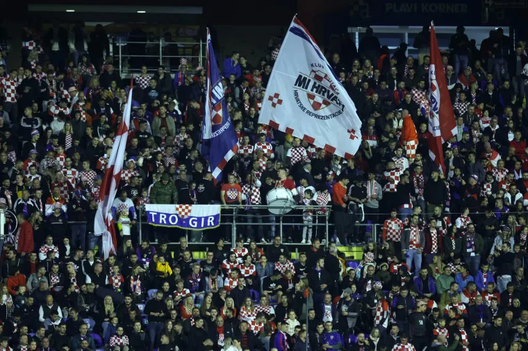 Pogledajte kakva je atmosfera na rasprodanom Maksimiru. Svi su uz Vatrene, Danci igraju u paklenim uvjetima