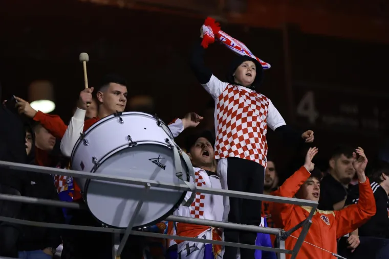 Pogledajte kakva je atmosfera na rasprodanom Maksimiru. Svi su uz Vatrene, Danci igraju u paklenim uvjetima