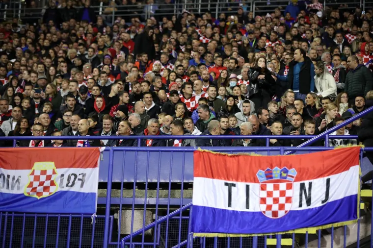 Poluvrijeme bez golova na Maksimiru: Hrvatski navijači napravili spektakularnu atmosferu