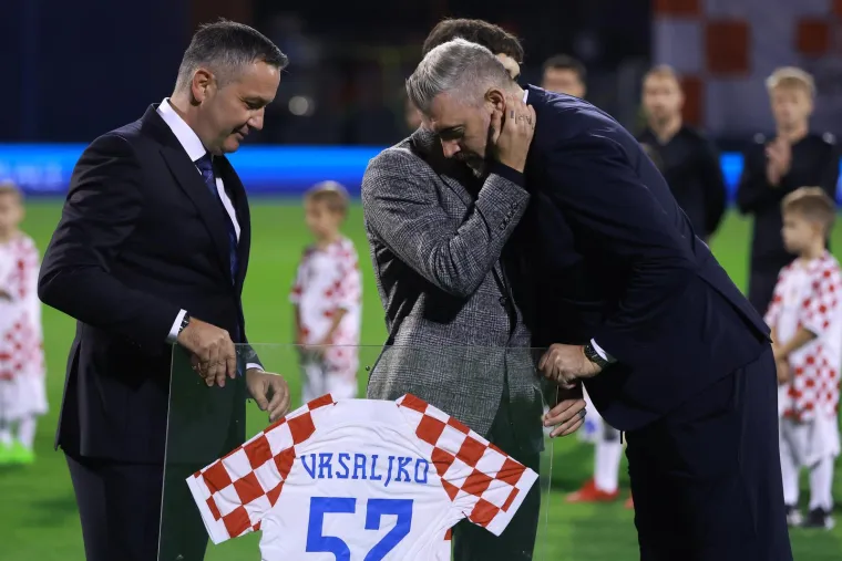 Emotivni prizori na Maksimiru: Izbornik, suigrači i navijači zahvalili legendarnom Šimi Vrsaljku