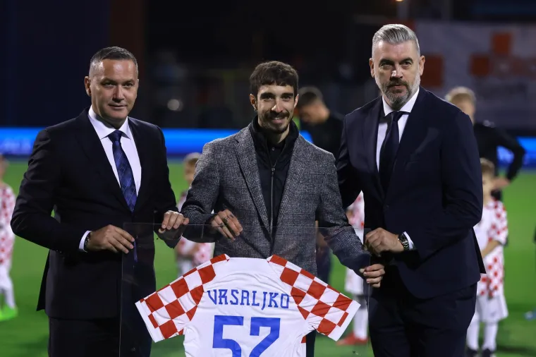 Emotivni prizori na Maksimiru: Izbornik, suigrači i navijači zahvalili legendarnom Šimi Vrsaljku