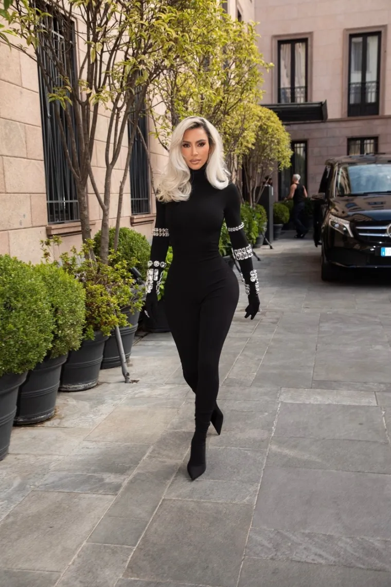 Kim Kardashian ne prestaje mršavjeti: Izašla je hotela u Milanu i zapanjila dosad neviđenom linijom