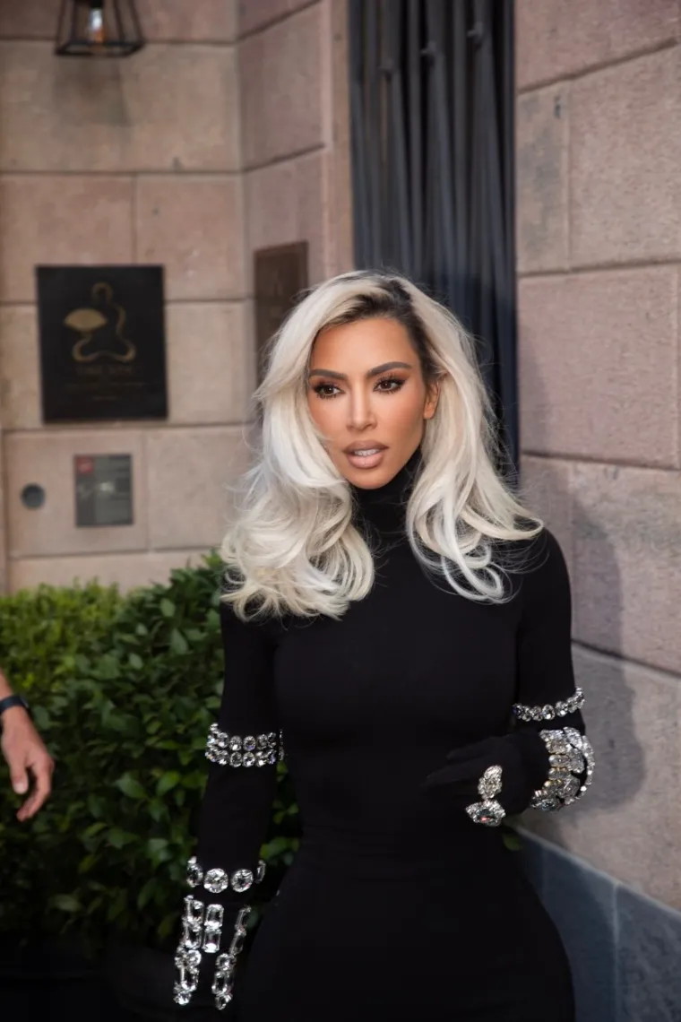 Kim Kardashian ne prestaje mršavjeti: Izašla je hotela u Milanu i zapanjila dosad neviđenom linijom