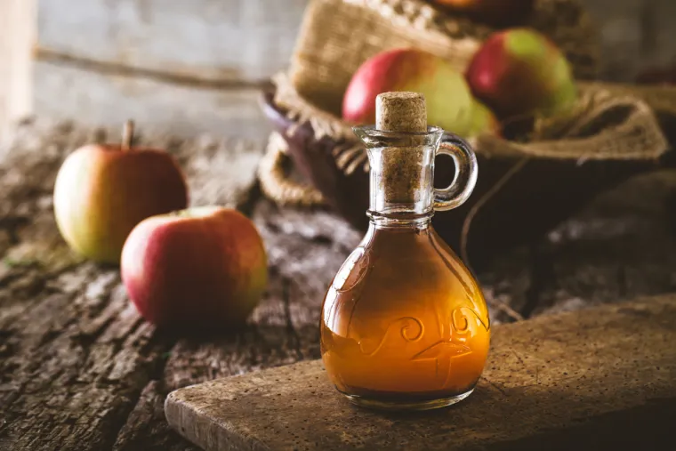 10. Jabučni ocat: Prema Eat By Date, bijeli ocat, balzamični ocat, malinov ocat, rižin vinski ocat i crveni vinski ocat također nemaju rok trajanja. &quot;Zbog svoje kisele prirode, ocat je samoodrživ i ne treba mu hlađenje&quot;, prema pisanju The Vinegar Institute 
