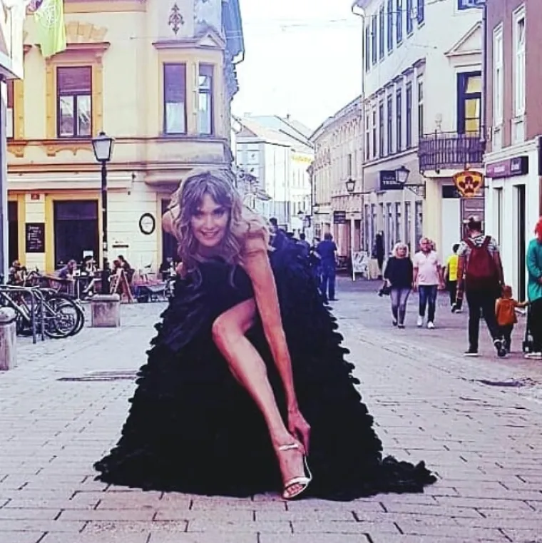 Bernarda danas živi na relaciji Slovenija-Italija, gdje ima modnu agenciju, a često sudjeluje i u organizaciji modnih revija i događaja.


