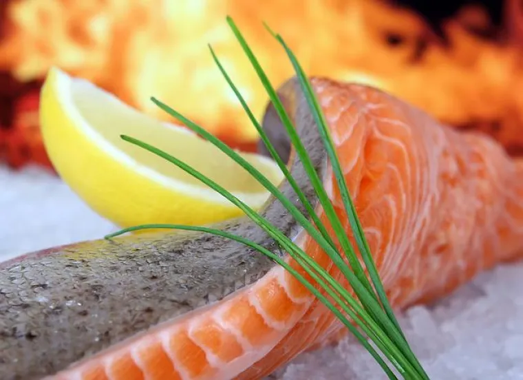 1. Mediteranska prehrana:  Jedna od najvažnijih stvari koje možete učiniti za zdravlje je dobro uravnotežena prehrana. Osamdeset posto našeg imunosnog sustava nalazi se u crijevima i kada se ona upale, to može izazvati imunosni odgovor. Istraživanja su pokazala da to može potaknuti razvoj bolesti štitnjače. Kako bi upala bila pod kontrolom, dr. Gupta savjetuje jesti mediteranski - četiri do pet porcija povrća i tri do četiri porcije voća svaki dan, s puno biljnih proteina i masne ribe poput lososa, haringe, inćuna i skuše, ekstra djevičansko maslinovo ulje, orašaste plodove i avokado.
