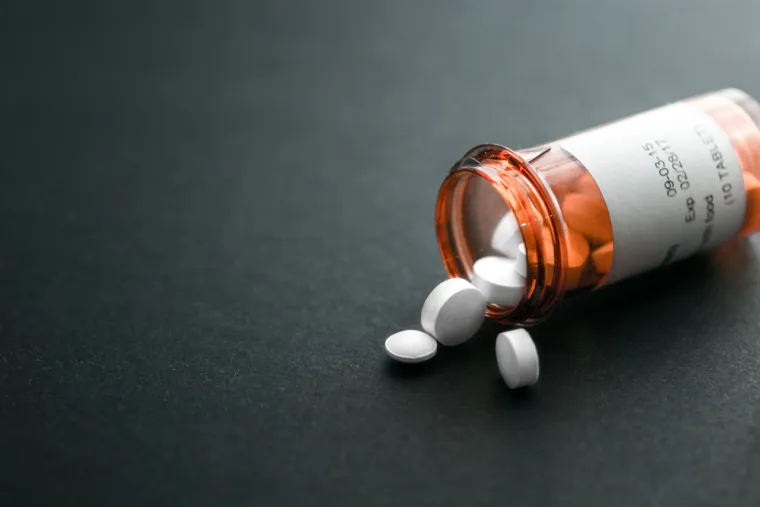 4. Razmislite o dodacima: Razgovarajte sa svojim liječnikom o uzimanju selena ili vitamina D, koji su povezani s poboljšanim zdravljem štitnjače. &quot;Klinička istraživanja pokazuju da uzimanje selena može smanjiti antitijela protiv štitnjače. Ovaj mineral možete dobiti i ako pojedete jedan do dva brazilska oraščića svaki dan&quot;  kaže dr. Gupta. Također, istraživanja sugeriraju da je vitamin D važan u reguliranju imunološkog sustava. Ako ga nedostaje, to  može biti povezan s autoimunom bolesti pa je dobro provjeriti razine i ako postoji manjak, uzimati suplemente vitamina D. 
