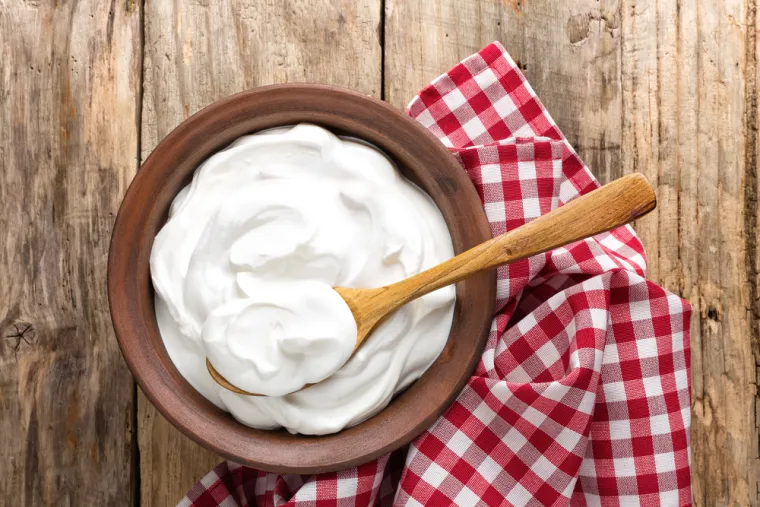 5. Jogurt: Dr. Gupta također preporučuje uzimanje probiotika, koji pružaju mnoge zdravstvene prednosti. &quot;Probiotici mogu pomoći modulirati imunosni sustav i poboljšati pokretljivost crijeva&quot;, kaže endoikrinologinja. Savjetuje se potražiti mješavine koje sadrže aktivne kulture Saccharomyces boulardii i Lactobacillus acidophilus ili jesti probiotike iz prirodnih izvora kao što su jogurt i kefir. 
