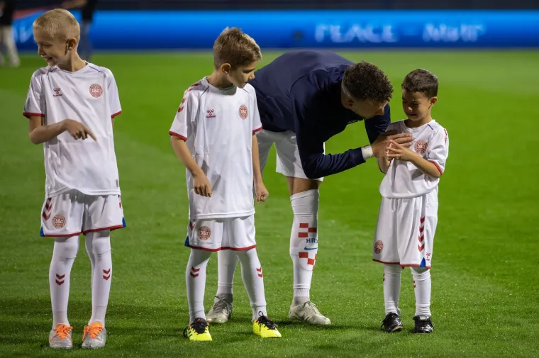 Dirljiva scena na utakmici Hrvatske i Danske: Mališan se rasplakao, a onda ga je Vatreni uzeo u ruke i utješio