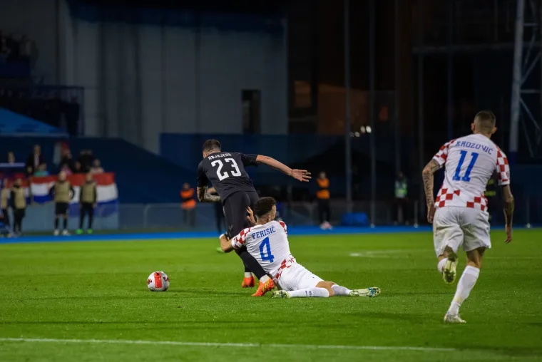 Dirljiva scena na utakmici Hrvatske i Danske: Mališan se rasplakao, a onda ga je Vatreni uzeo u ruke i utješio