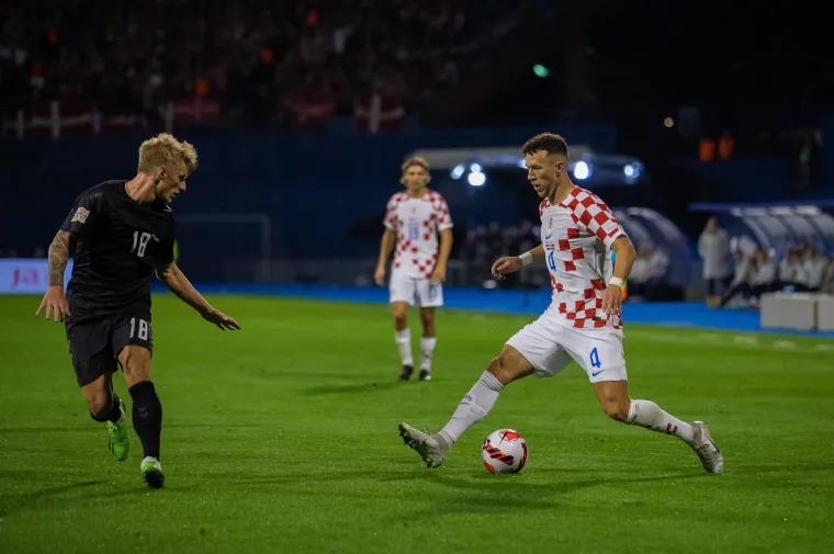 Dirljiva scena na utakmici Hrvatske i Danske: Mališan se rasplakao, a onda ga je Vatreni uzeo u ruke i utješio
