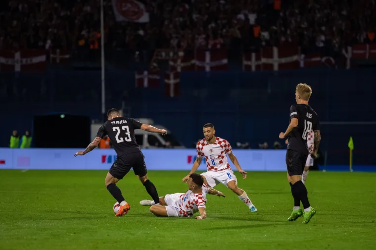 Dirljiva scena na utakmici Hrvatske i Danske: Mališan se rasplakao, a onda ga je Vatreni uzeo u ruke i utješio