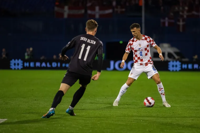 Dirljiva scena na utakmici Hrvatske i Danske: Mališan se rasplakao, a onda ga je Vatreni uzeo u ruke i utješio