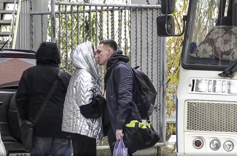 Emotivno! Majke, supruge i djeca opraštaju se od svojih sinova, muževa i očeva koji zbog Putina moraju u rat