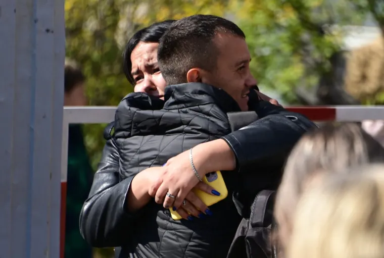 Emotivno! Majke, supruge i djeca opra&scaron;taju se od svojih sinova, muževa i očeva koji zbog Putina moraju u rat