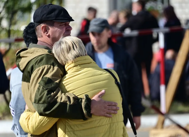 Emotivno! Majke, supruge i djeca opra&scaron;taju se od svojih sinova, muževa i očeva koji zbog Putina moraju u rat