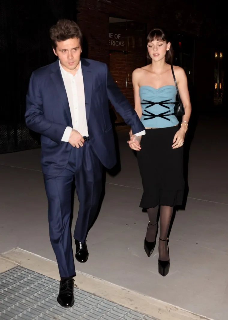 Naime, Peltz je senzacionalno izjavila da ju je svekrva Victoria Beckham danima ignorirala nakon što joj je ponudila dizajn vjenčanice - prije nego što je pokvarila mladenkine planove i rekla da njezin studio ne može izraditi haljinu. Upućeni su sada rekli da 27-godišnja manekenka gura &quot;lažnu priču‘&quot; ostavljajući Victoriju zbunjenom jer ne razumije zašto snaha nastavlja &quot;širiti ​​glasine o svađi&quot; umjesto da ih &quot;ugasi&quot;.