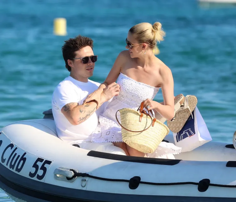 Podsjetimo, Nicola i Brooklyn vjenčali su se na svečanoj ceremoniji koja je održana na rasko&scaron;nom obiteljskom imanju mlade nasljednice u Palm Beachu na Floridi ranije ove godine. Naime, Nicola je progovorila i o tome da ona i Brooklyn planiraju imati djecu. Dok je Brooklyn uporan u tome da ih imaju &scaron;to prije, Nicola je rekla kako prvo želi srediti karijeru, a tek onda razmi&scaron;ljati o potomcima.