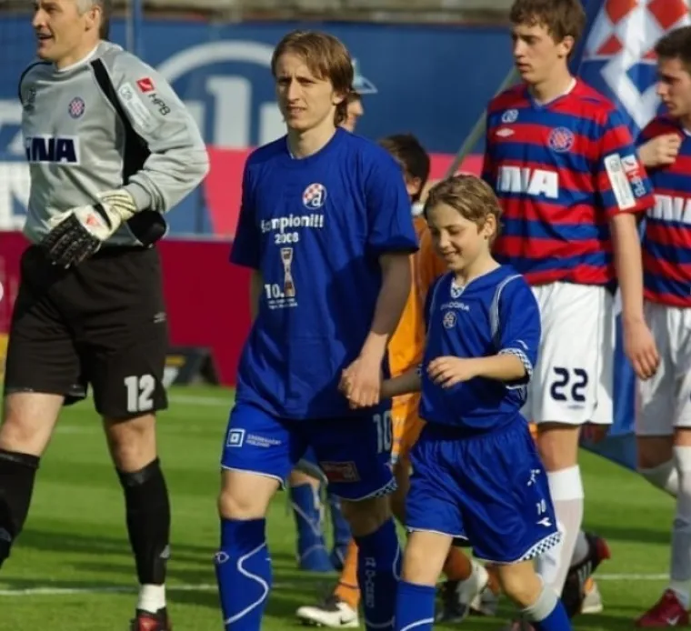 Luka je 2008. vodio za ruku 10-godi&scaron;njeg Lovru koji je u jednom trenutku čak i sudbonosno namignuo, a jučer mu je trčao u zagrljaj