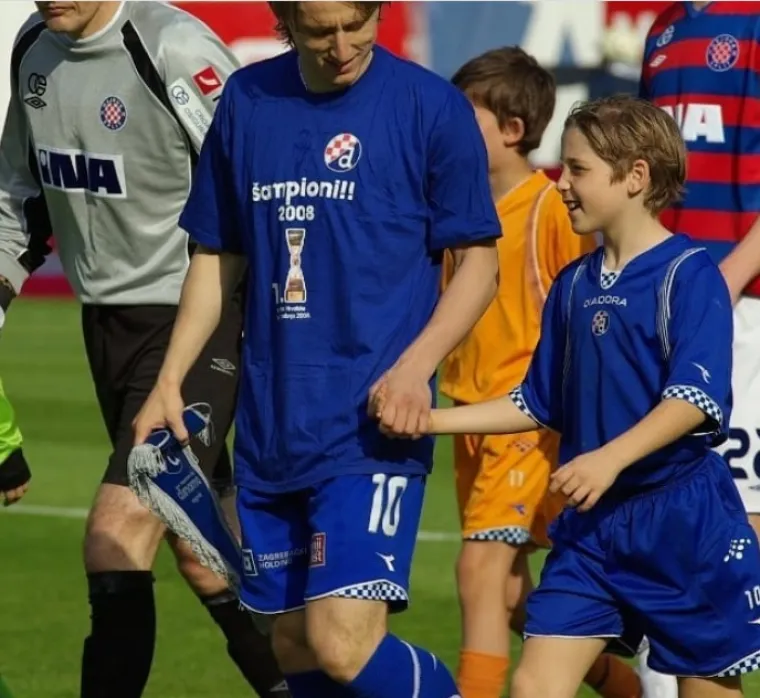 Luka je 2008. vodio za ruku 10-godi&scaron;njeg Lovru koji je u jednom trenutku čak i sudbonosno namignuo, a jučer mu je trčao u zagrljaj