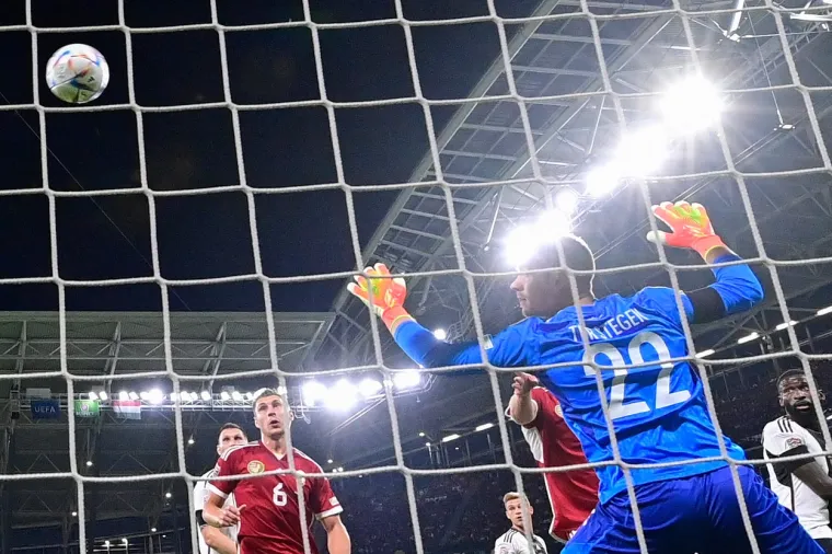 'Tri lava' zavr&scaron;ila plava: Italija bacila u očaj Engleze i &scaron;utnula ih u niži razred Lige nacija: The Sun sprda 'Gordi Albion'; 'Prijeti nam horor'