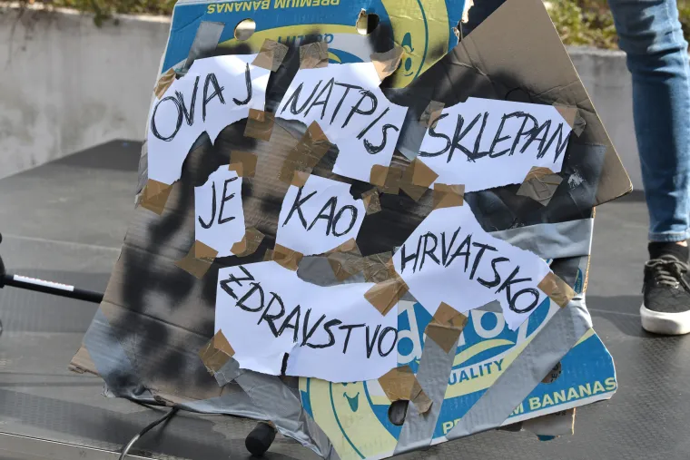 VELIKA FOTOGALERIJA s prosvjeda mladih liječnika: 'Beroš, preloš!', 'Zovite urologa, zdravstvo nam je za...'