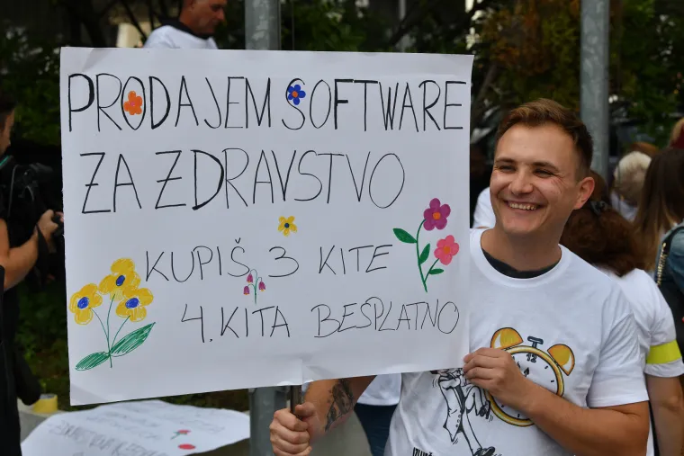 VELIKA FOTOGALERIJA s prosvjeda mladih liječnika: 'Beroš, preloš!', 'Zovite urologa, zdravstvo nam je za...'