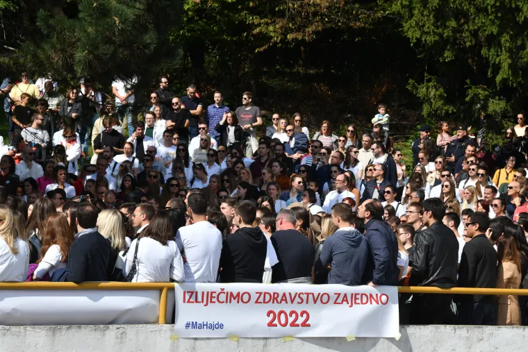VELIKA FOTOGALERIJA s prosvjeda mladih liječnika: 'Beroš, preloš!', 'Zovite urologa, zdravstvo nam je za...'