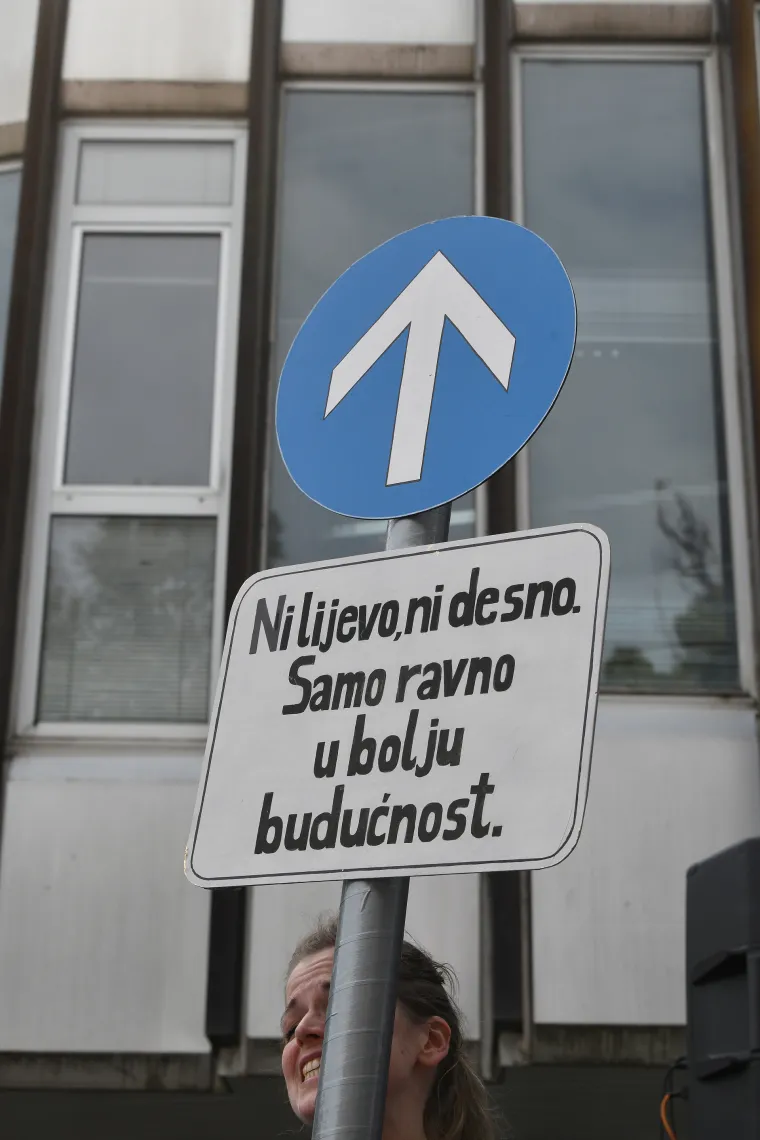VELIKA FOTOGALERIJA s prosvjeda mladih liječnika: 'Beroš, preloš!', 'Zovite urologa, zdravstvo nam je za...'