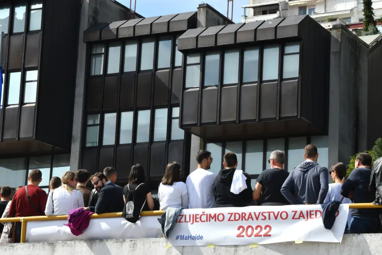 VELIKA FOTOGALERIJA s prosvjeda mladih liječnika: 'Beroš, preloš!', 'Zovite urologa, zdravstvo nam je za...'