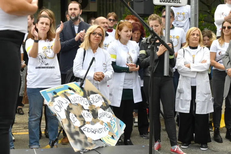 VELIKA FOTOGALERIJA s prosvjeda mladih liječnika: 'Beroš, preloš!', 'Zovite urologa, zdravstvo nam je za...'
