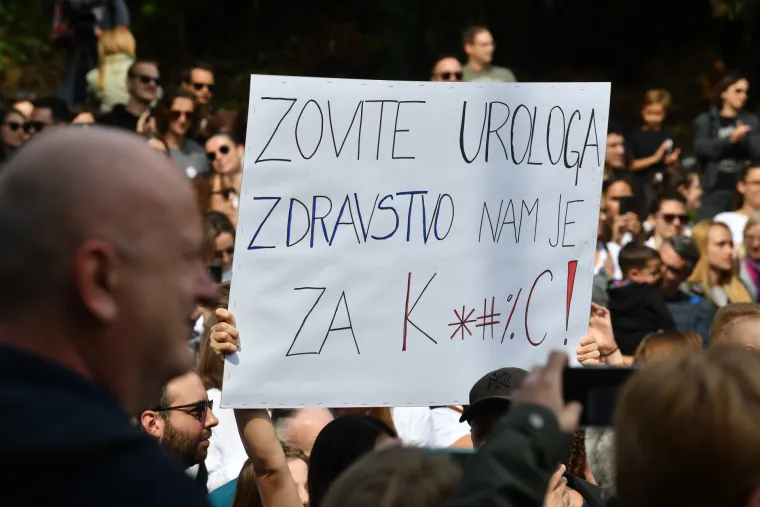 VELIKA FOTOGALERIJA s prosvjeda mladih liječnika: 'Beroš, preloš!', 'Zovite urologa, zdravstvo nam je za...'