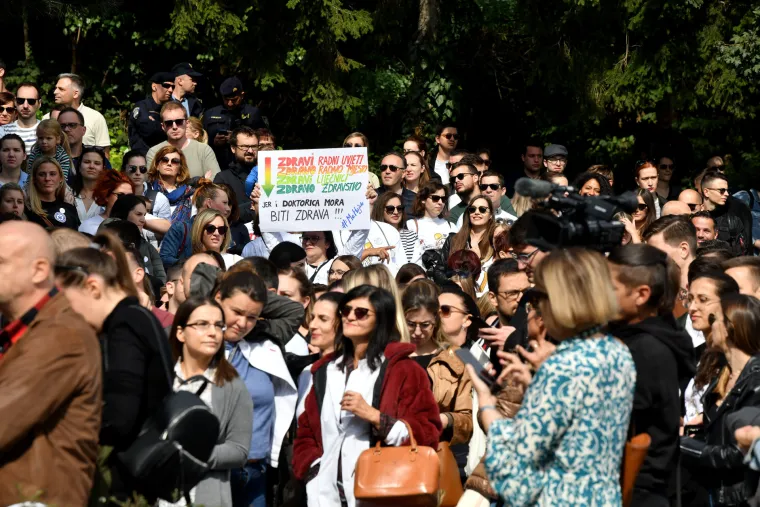 VELIKA FOTOGALERIJA s prosvjeda mladih liječnika: 'Beroš, preloš!', 'Zovite urologa, zdravstvo nam je za...'