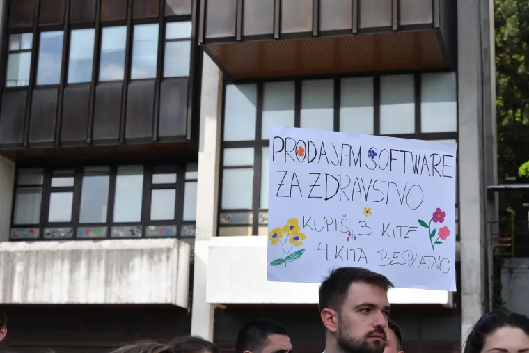 VELIKA FOTOGALERIJA s prosvjeda mladih liječnika: 'Beroš, preloš!', 'Zovite urologa, zdravstvo nam je za...'