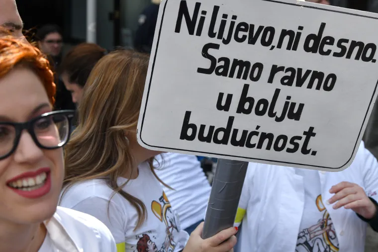 VELIKA FOTOGALERIJA s prosvjeda mladih liječnika: 'Beroš, preloš!', 'Zovite urologa, zdravstvo nam je za...'