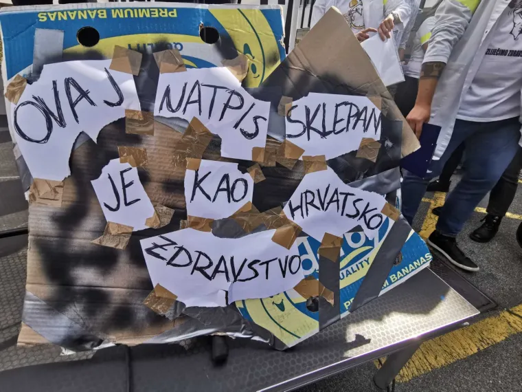 VELIKA FOTOGALERIJA s prosvjeda mladih liječnika: 'Beroš, preloš!', 'Zovite urologa, zdravstvo nam je za...'