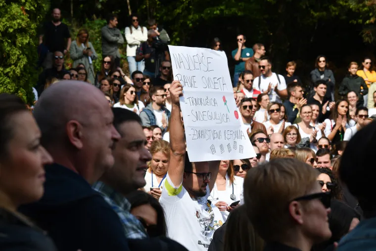 VELIKA FOTOGALERIJA s prosvjeda mladih liječnika: 'Beroš, preloš!', 'Zovite urologa, zdravstvo nam je za...'