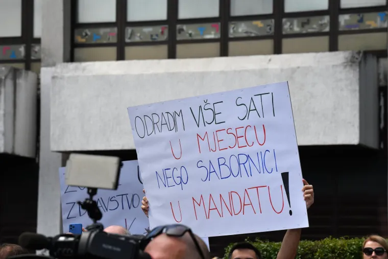 Veliki prosvjed liječnika u Zagrebu: Dosjetljivih transparenata nije falilo, a jedan su posvetili i Viliju Berošu
