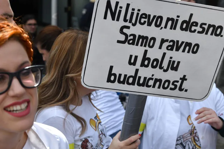 Veliki prosvjed liječnika u Zagrebu: Dosjetljivih transparenata nije falilo, a jedan su posvetili i Viliju Berošu