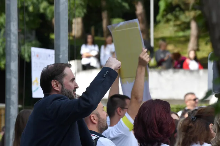 Veliki prosvjed liječnika u Zagrebu: Dosjetljivih transparenata nije falilo, a jedan su posvetili i Viliju Berošu