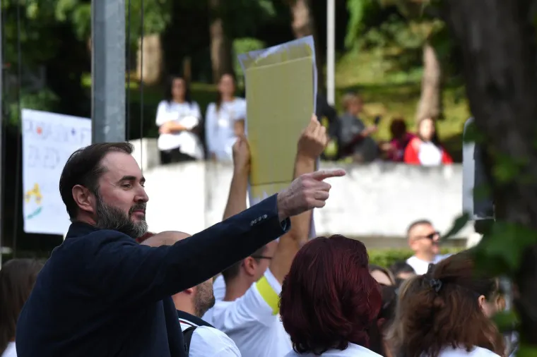 Veliki prosvjed liječnika u Zagrebu: Dosjetljivih transparenata nije falilo, a jedan su posvetili i Viliju Berošu