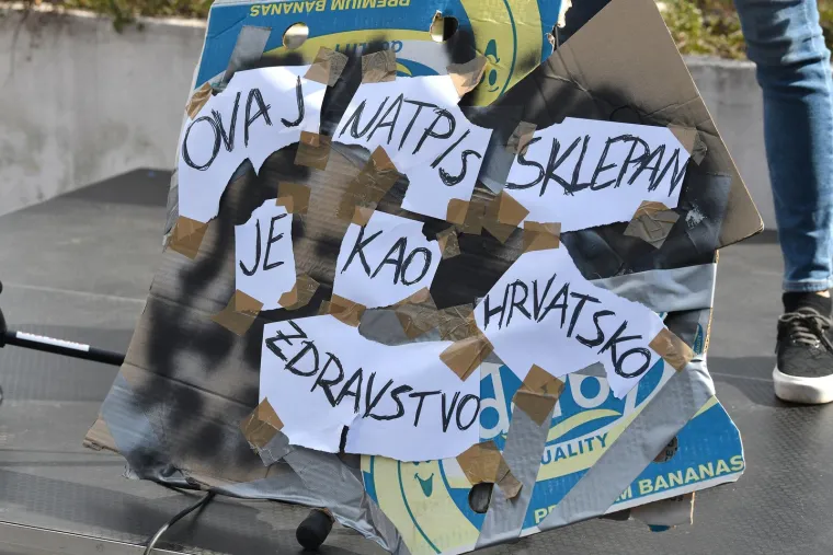 Veliki prosvjed liječnika u Zagrebu: Dosjetljivih transparenata nije falilo, a jedan su posvetili i Viliju Berošu