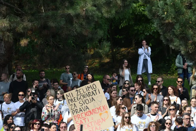 Veliki prosvjed liječnika u Zagrebu: Dosjetljivih transparenata nije falilo, a jedan su posvetili i Viliju Berošu