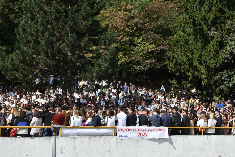 Veliki prosvjed liječnika u Zagrebu: Dosjetljivih transparenata nije falilo, a jedan su posvetili i Viliju Berošu