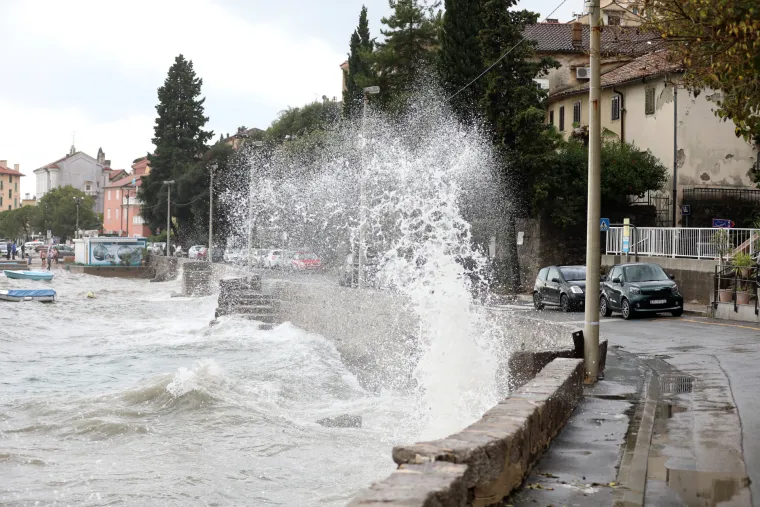 Kao u filmu! Olujno jugo i ki&scaron;a u Opatiji preplavili kupali&scaron;te, potopili barke: Izdano i upozorenje