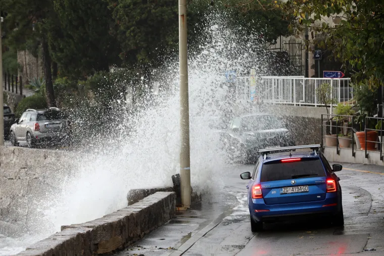 Kao u filmu! Olujno jugo i ki&scaron;a u Opatiji preplavili kupali&scaron;te, potopili barke: Izdano i upozorenje