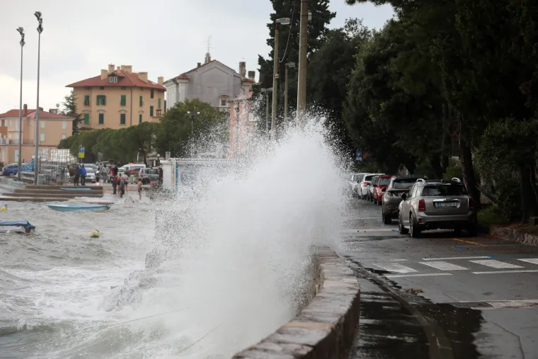 Kao u filmu! Olujno jugo i ki&scaron;a u Opatiji preplavili kupali&scaron;te, potopili barke: Izdano i upozorenje