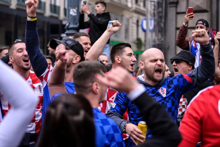 Invazija hrvatskih navijača na ulicama u Beču: Vatreno zagrijavanje i euforija pred utakmicu odluke